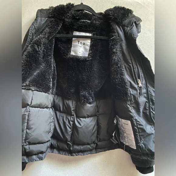 TNA Vail Aritzia Black hooded short Down merino wool parka Sz XS - Picture 6 of 11